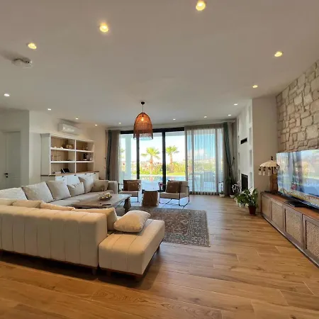 4 Bedroom With Private Pool And Separate Staff In Yalıkavak