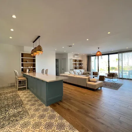 4 Bedroom With Private Pool And Separate Staff In Vila