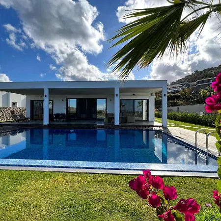 4 Bedroom With Private Pool And Separate Staff In Vila *